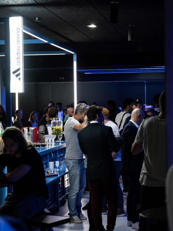 Offre d'hospitalité Paris Basket avec bar et boissons à l'adidas Arena