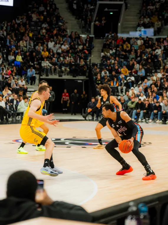 Place bord du terrain pour le match Paris Basket contre Alba Berlin à l'adidas Arena