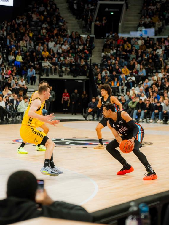 Place bord du terrain pour le match Paris Basket contre Alba Berlin à l'adidas Arena
