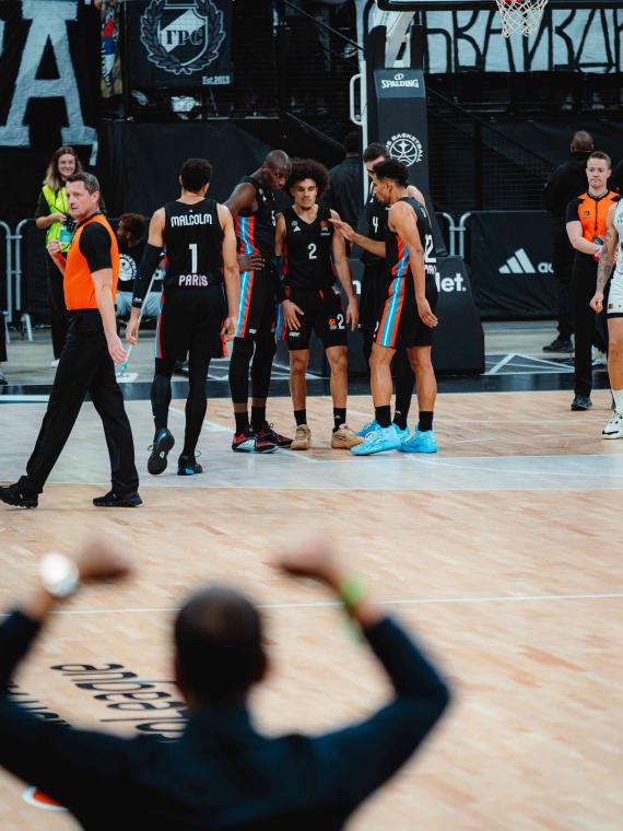 Place VIP bord du terrain pour le match Paris Basketball contre Partizan Belgrade