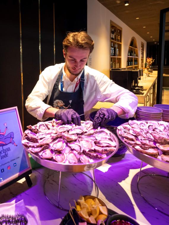 Gastronomic animation in the premium lounge Les Terrasses, offering an exclusive culinary experience