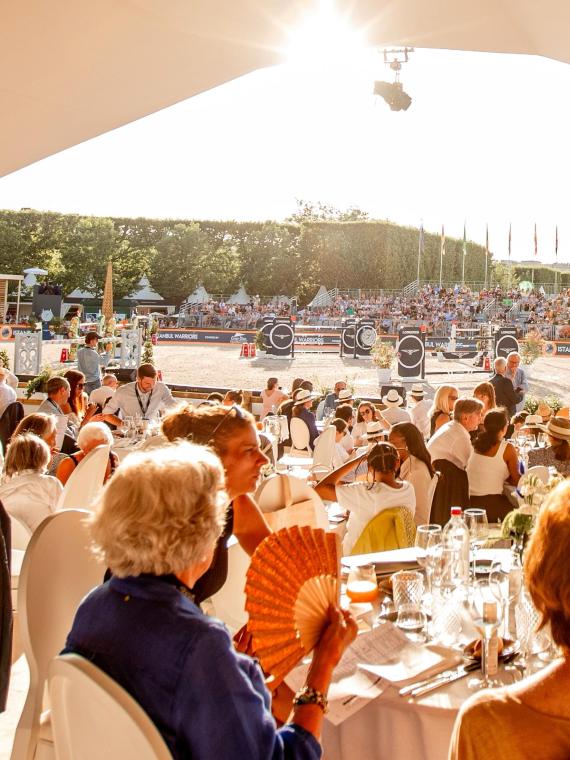 Déjeuner servi dans le salon d'hospitalité du Longines Paris Eiffel Jumping.