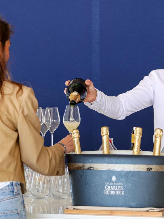 Offre de champagne dans le cadre de l'hospitalité du Longines Paris Eiffel Jumping.