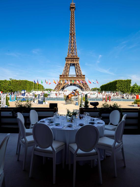 Offre de cocktails dans le salon d'hospitalité du Longines Paris Eiffel Jumping.