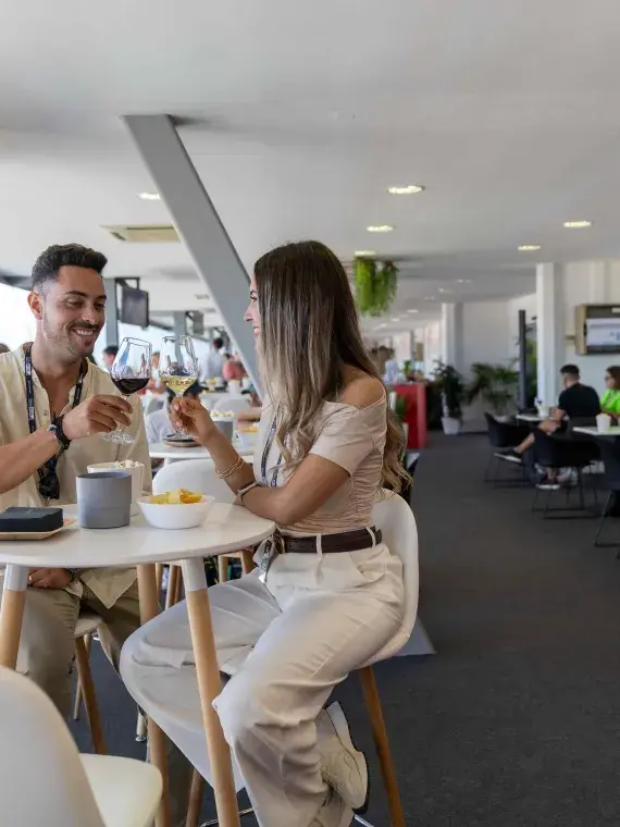 Vue panoramique Skyview sur la ligne de départ du Grand Prix de Formule 1 à Barcelone – offre hospitalité VIP exclusive Sodexo Live!