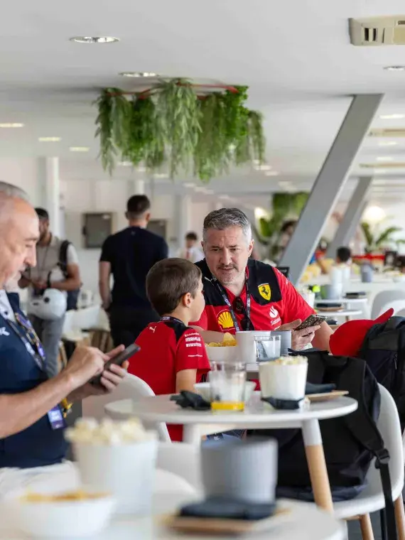 Cocktail VIP dans l’espace Skyview pendant le Grand Prix de Formule 1 à Barcelone – hospitalité haut de gamme Sodexo Live!