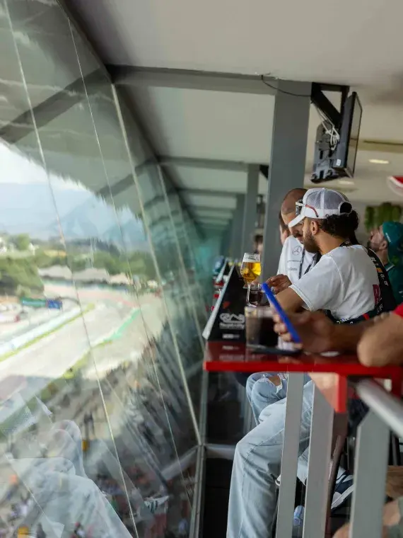 Vue directe sur la ligne du circuit depuis l’espace hospitalité VIP – Grand Prix de Formule 1 à Barcelone avec Sodexo Live!