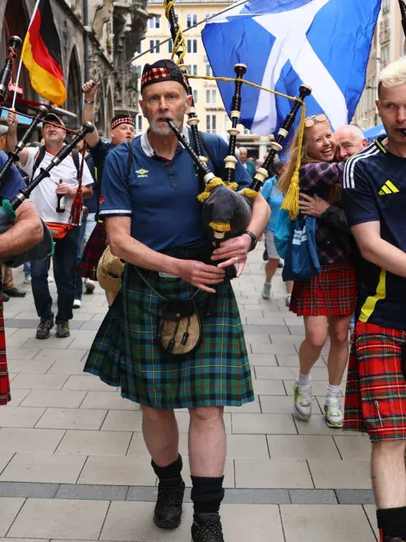 Supporters écossais en kilt jouant de la cornemuse dans les rues d’Édimbourg avant un match du Tournoi des 6 Nations.