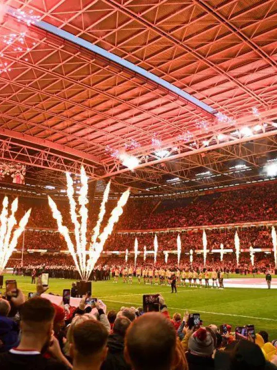 Le Principality Stadium de Cardiff, toit fermé, illuminé par des feux d’artifice avant le coup d’envoi d’un match du Tournoi des 6 Nations