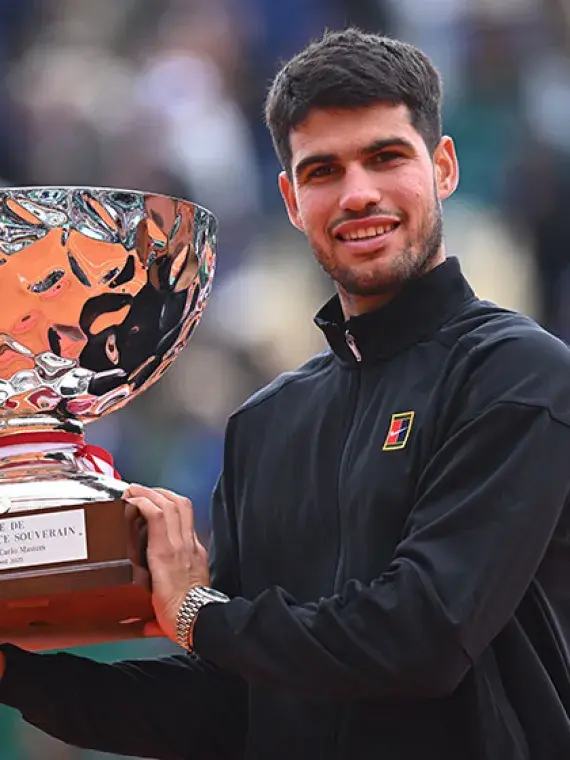 Carlos Alcaraz posant avec le trophée de vainqueur de l'édition 2025 du Rolex Monte Carlo Masters