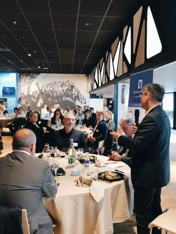 Salon Méditerranée Sodexo Live! avec vue panoramique sur le terrain du Stade Vélodrome – immersion totale pendant la demi-finale du Top 14