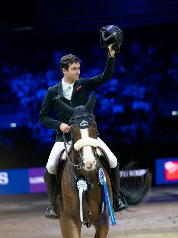 Vue exclusive sur une épreuve de jumping depuis l’espace hospitalité VIP, alliant sport de haut niveau et confort premium.