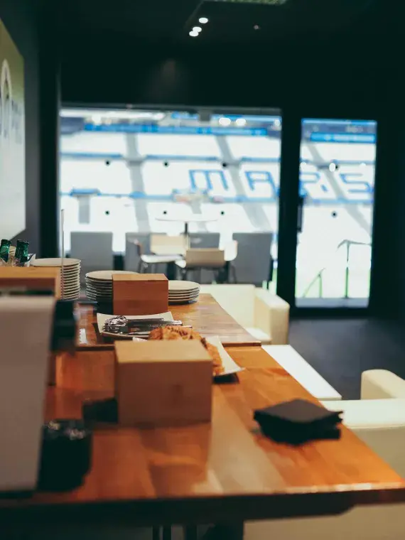 Loge privative Sodexo Live! au Stade Vélodrome – espace exclusif avec service personnalisé, vue directe sur le match et confort haut de gamme pour clients corporate lors de la demi-finale du Top 14
