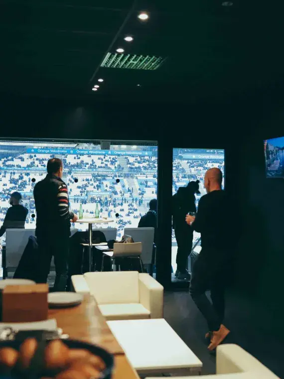 nimation culinaire en loge VIP Sodexo Live! au Stade Vélodrome – chef préparant des bouchées gastronomiques en direct pour les invités corporate lors de la demi-finale du Top 14