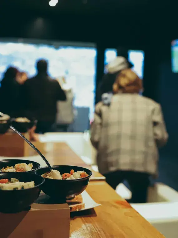 Cocktails créatifs et bouchées raffinées servis en loge privative Sodexo Live! – hospitalité premium et ambiance conviviale pendant la demi-finale du Top 14 au Stade Vélodrome