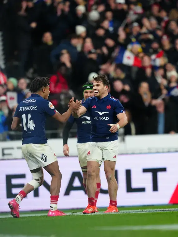 Antoine Dupont en action lors du match France – Pays de Galles au Stade de France, auteur de trois passes décisives en première mi-temps