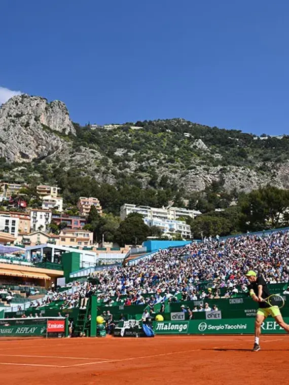 Vue du court Rainier sous le soleil