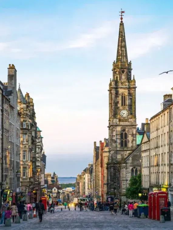 Vue de la vieille ville d’Édimbourg avec ses ruelles pavées, bâtiments médiévaux en pierre et ambiance historique typique du Royal Mile