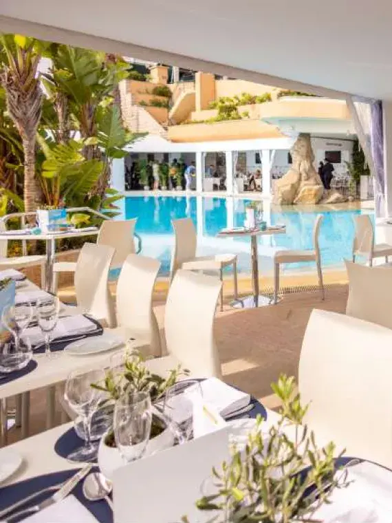 Table Gastronomique du FAIrmont en bord Piscine