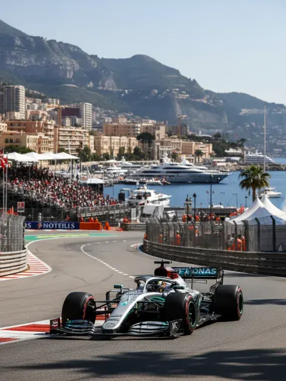Vue VIP sur les voitures McLaren et Mercedes au Grand Prix de Monaco, offrant une expérience exclusive en bord de piste.