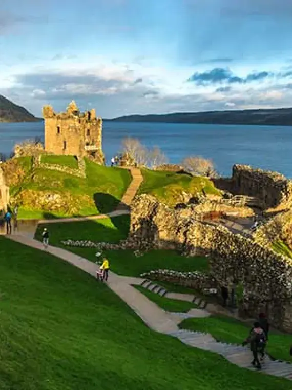 Château historique sur les rives du Loch Ness, cadre prestigieux des packages VIP 6 Nations Sodexo Live! Hospitality.