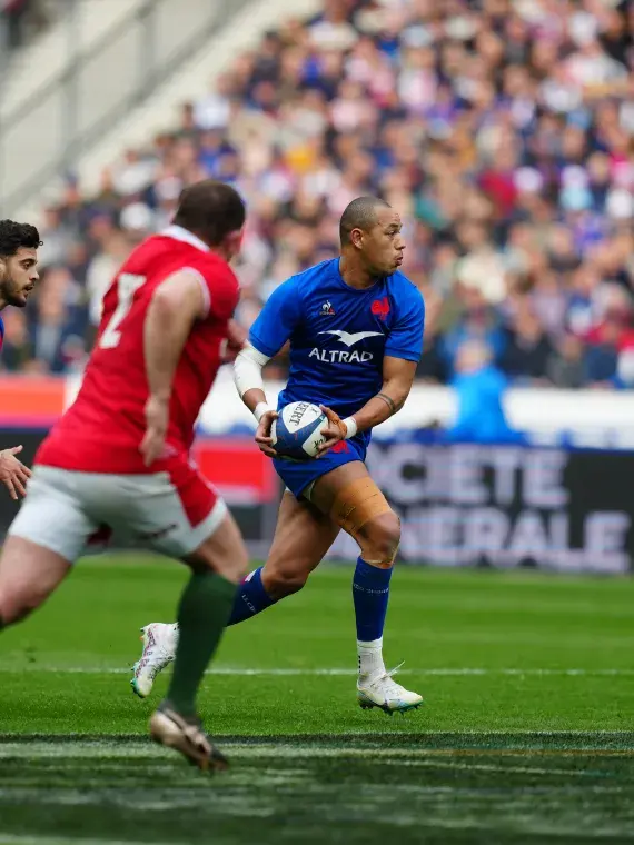 Gaël Fickou jouant avec l’équipe de France, présentés dans notre package VIP Hospitalité Sodexo Live! pour le Tournoi des Six Nations à Cardiff.