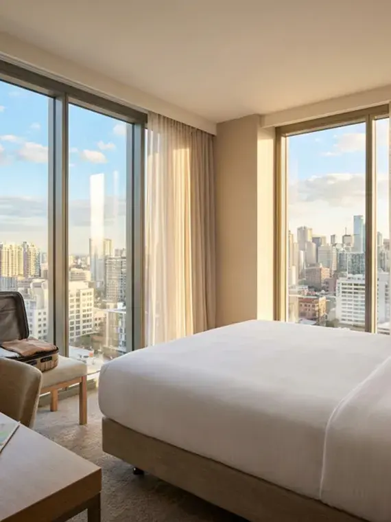 Chambre d’hôtel élégante à New York, reflétant le confort haut de gamme des séjours signés Sodexo Live! Hospitality.