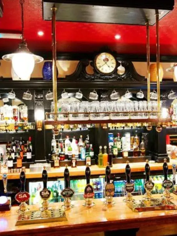 Intérieur du Cardiff Cottage, restaurant et pub emblématique, présenté dans notre package VIP Hospitalité Sodexo Live! pour le Tournoi des Six Nations à Cardiff.