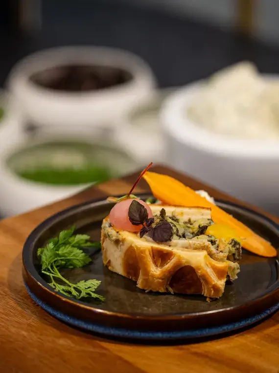 Pièce de buffet servie en entrée dans le Salon Tie-Break, soigneusement préparée par les chefs pour les invités.