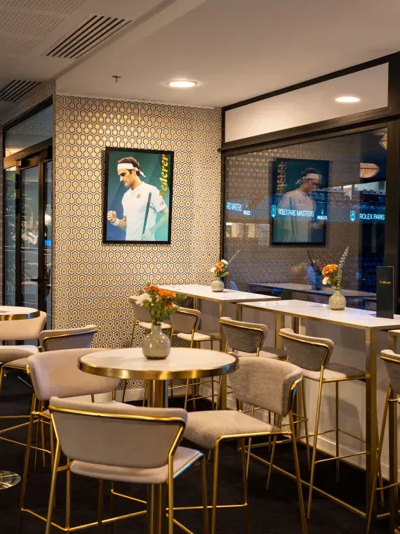 Empty Tie-Break lounge set in a premium VIP atmosphere, featuring a large window overlooking the arena and offering a direct view of the center court