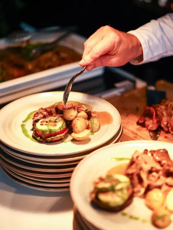 Plat gastronomique soigneusement dressé, représentant l’excellence culinaire des offres Sodexo Live! Hospitality.