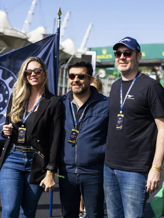 Supporters sur la piste capturant des images souvenirs, témoignant de l’accès privilégié offert par Sodexo Live! Hospitality.