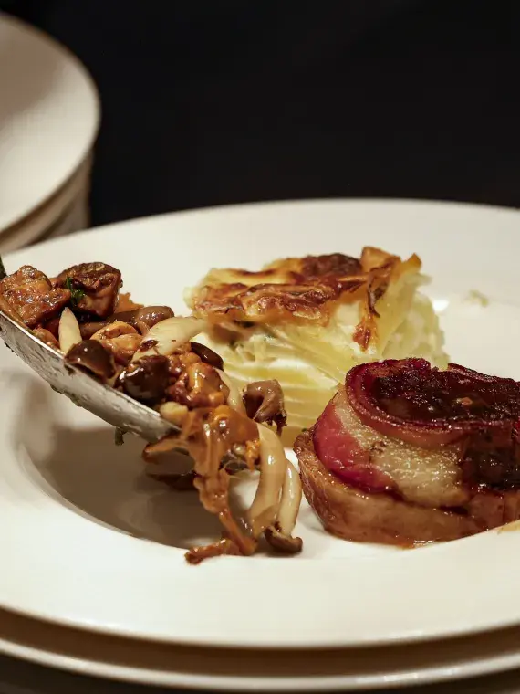 Présentation culinaire raffinée illustrant le savoir‑faire gastronomique du Le Mans Spirit Club.