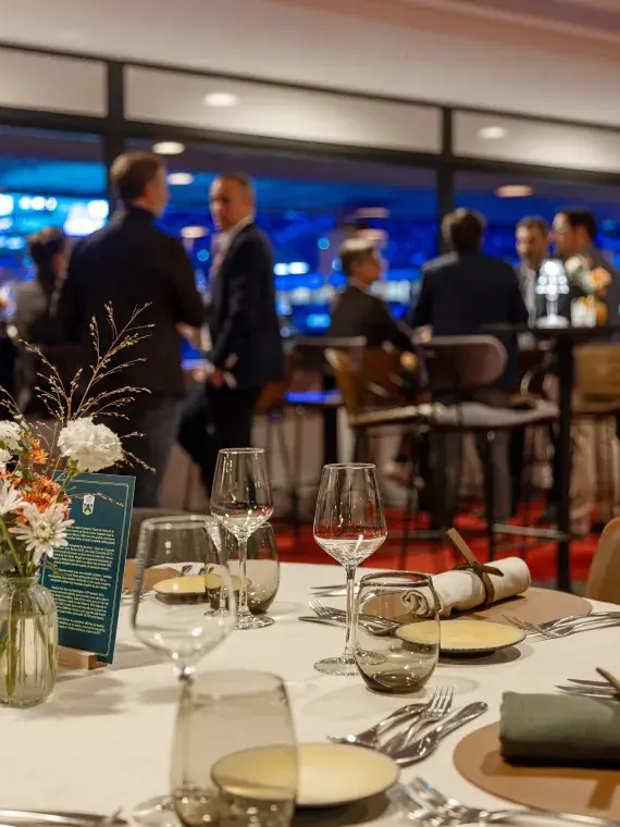 Table du Club des Légendes dressée et prête à accueillir les convives, offrant un espace calme et confortable avant le repas.