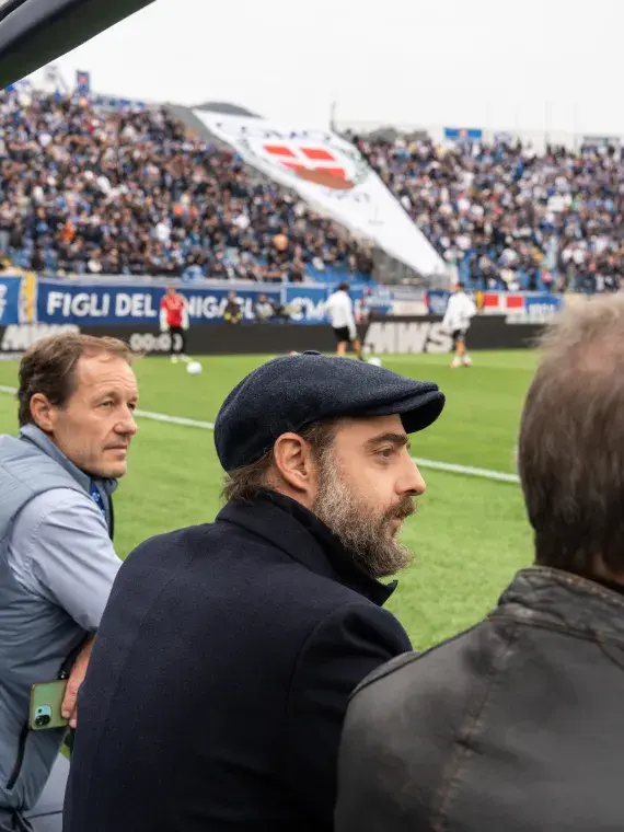 Como 1907 supporters watching the match from pitchside, experiencing full immersion thanks to Sodexo Live! Hospitality’s VIP experiences