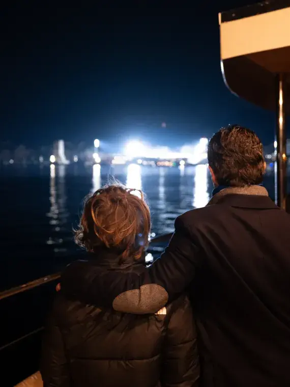 Clients profitant d’une croisière en bateau sur le lac de Côme, admirant le paysage, illustrant l’expérience exclusive incluse dans les offres VIP de Sodexo Live! Hospitality.