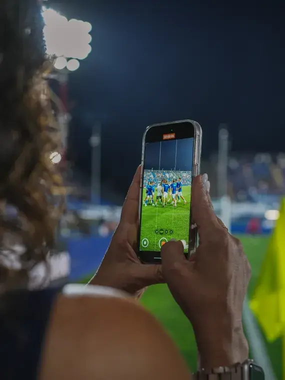 Fans rassemblés au bord de la pelouse pour suivre le match de Como 1907 au plus près de l’action, illustrant l’accès privilégié compris dans les offres VIP de Sodexo Live! Hospitality.