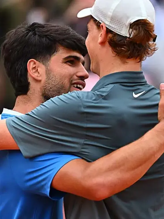 Carlos Alcaraz et Jannik Sinner se félicitant après leur finale du Rolex Monte-Carlo Masters