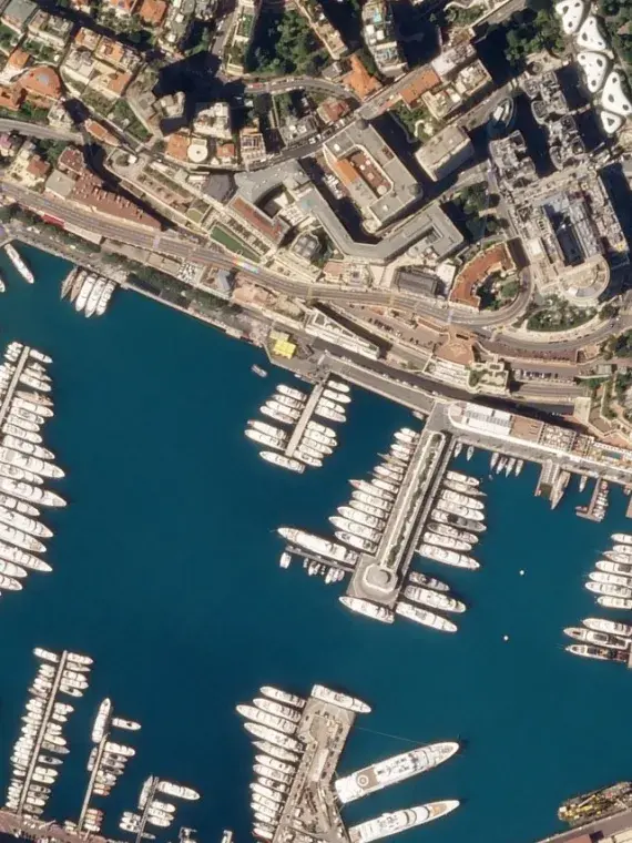 Vue aérienne du Grand Prix de Monaco montrant le circuit urbain et les monoplaces de Formule 1, dans le cadre des hospitalités VIP Sodexo Live!