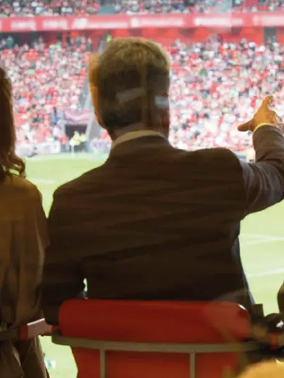 Clients VIP assistant à un match des finales de l’EPCR depuis leurs places VIP au stade San Mamés à Bilbao.