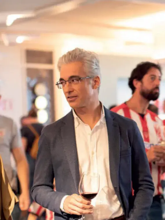 Deux clients profitent des packages VIP dans un salon de San Mamés lors des finales de l'EPCR à Bilbao