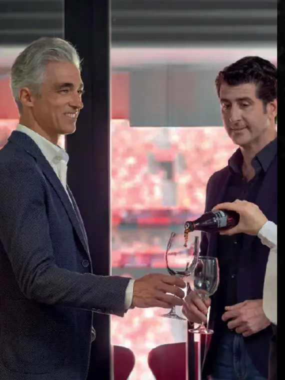 Deux invités profitant d’une loge VIP au stade San Mamés lors des finales EPCR de rugby avec les hospitalités Sodexo Live! Hospitality.