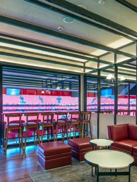 Loge VIP du stade San Mamés à Bilbao prête à accueillir les invités des packages hospitalité Sodexo Live! Hospitality pour les finales EPCR de rugby.