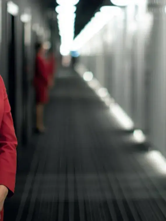 Hôtesse accueillant les clients VIP en loge à Bilbao pour la finale de la Champions Cup