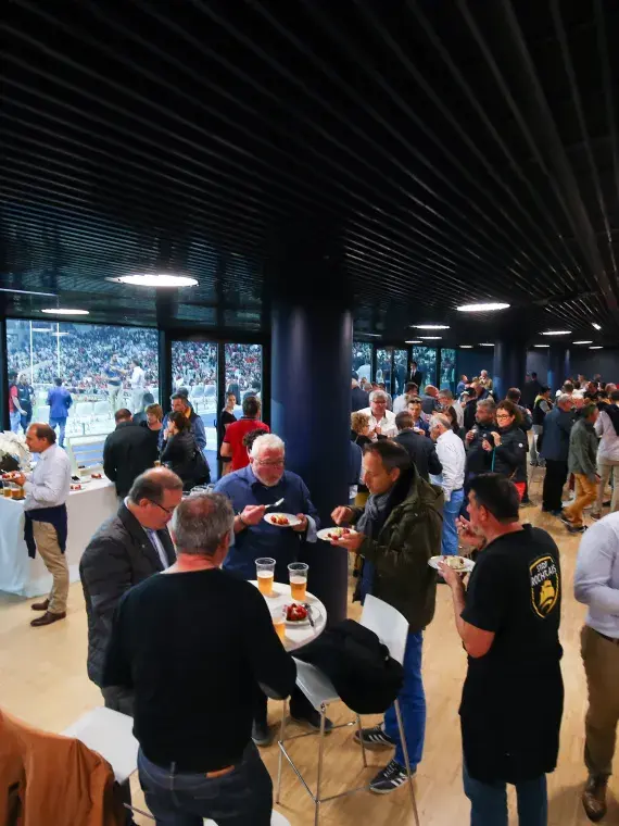 Salon VIP partagé avec clients en détente entre les matchs aux finales HSBC Sevens à Bordeaux