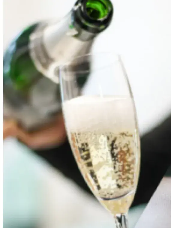 Service de champagne en loge premium pendant les finales HSBC Sevens à Bordeaux avec Sodexo Live! Hospitality