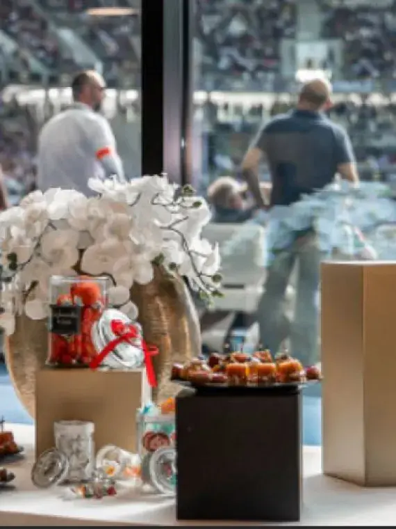 Cocktail servi aux clients dans les salons partagés VIP lors des finales du HSBC Sevens World Championship Final à Bordeaux