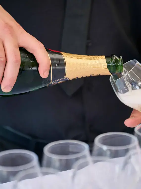 Champagne servi aux invités VIP lors de l’Alpine Paris Major Padel 2026, dans le cadre de l’expérience Sodexo Live! Hospitality à Paris.