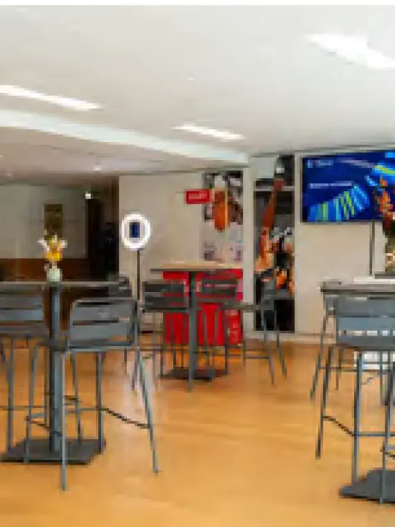 Salon VIP de l’Alpine Major Padel 2026 permettant de profiter entre les matchs avec les offres Sodexo Live! Hospitality