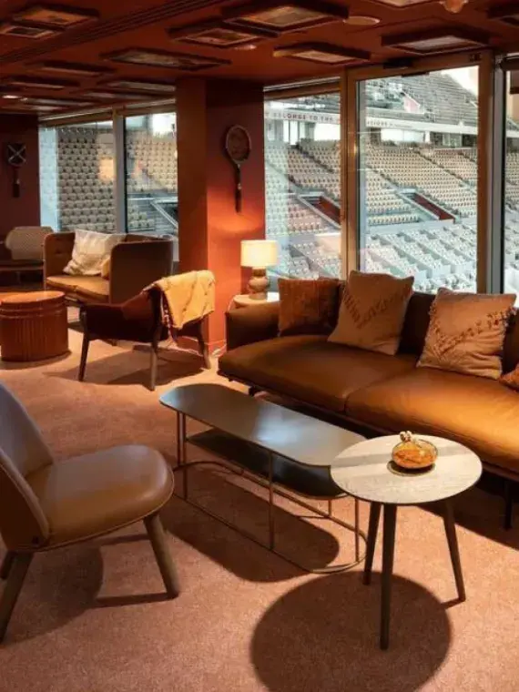 Salon VIP au cœur du court Philippe-Chatrier à Roland-Garros avec vue directe sur le terrain lors de la Supercoupe LNB.